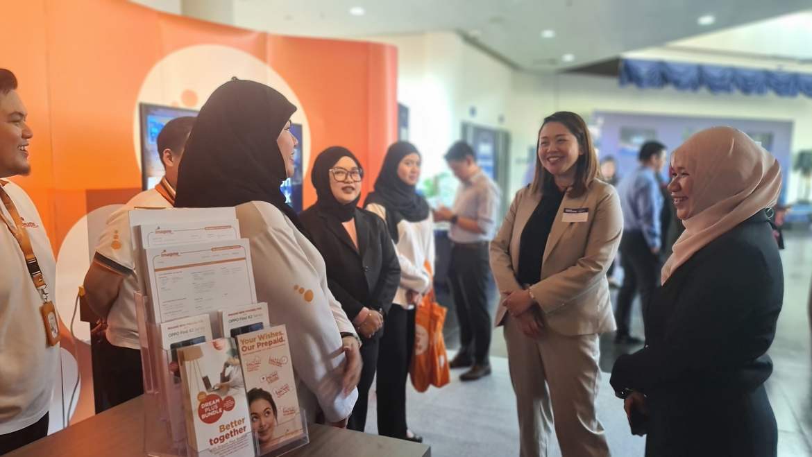 Suzanna Suharju, Chief Executive Officer of imagine is seen smilingly chatting with participants of an event